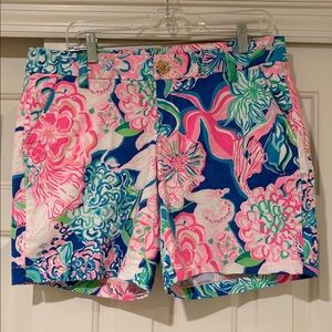 EEUC Lilly Pulitzer Jayne 7” Stretch Shorts in a multi-colored floral print.